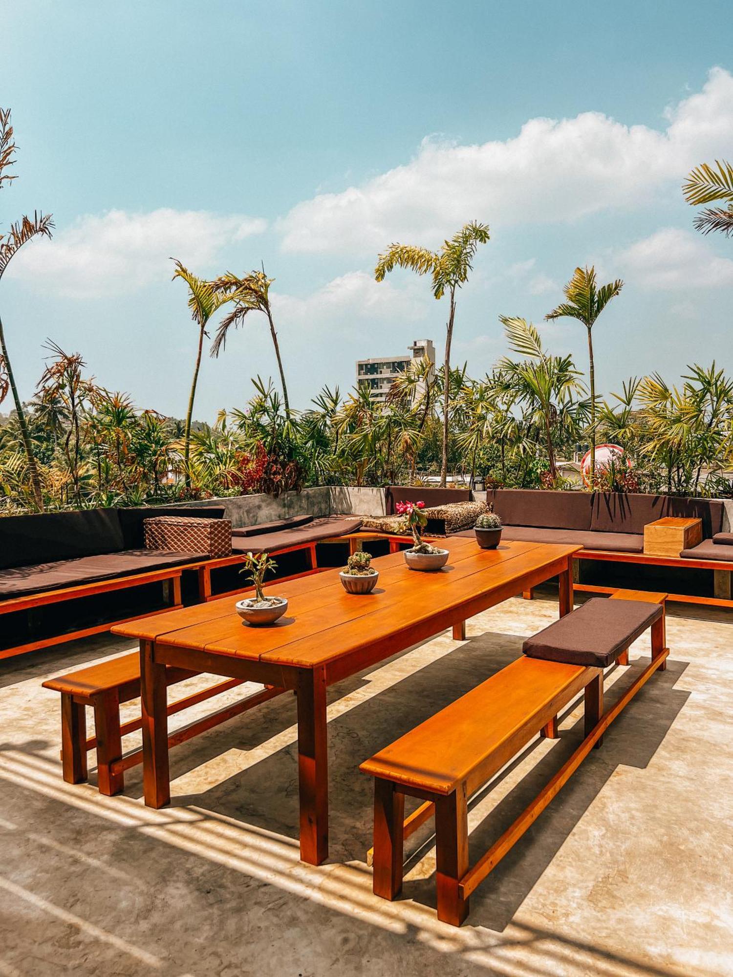Yasis Surf Lodge Mirissa Bagian luar foto